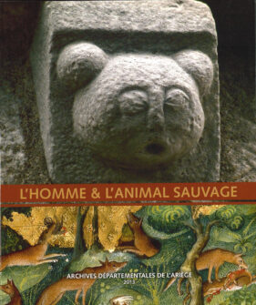 La première de couverture représente un ours taillé dans la roche et une image de loups issus du livre de la chasse de Gaston Phébus.