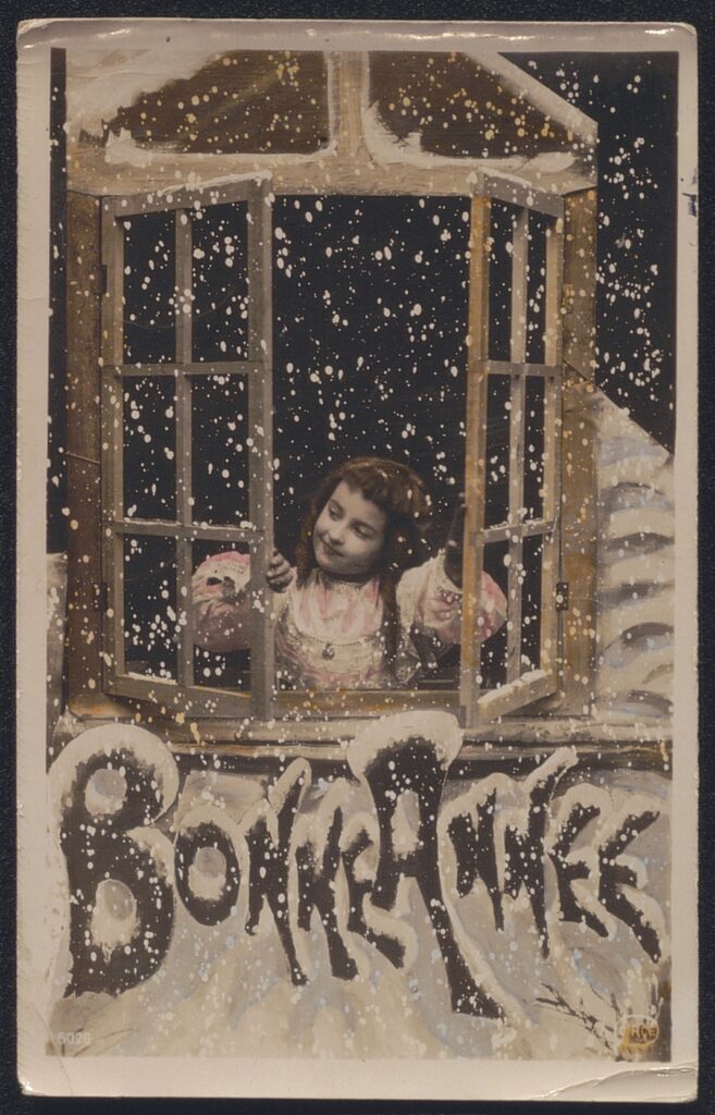 Jeune fille souriante habillée en rose ouvrant une fenêtre. La neige tombe dehors. En bas de la carte postale est inscrit bonne année. - Agrandir l'image, fenêtre modale