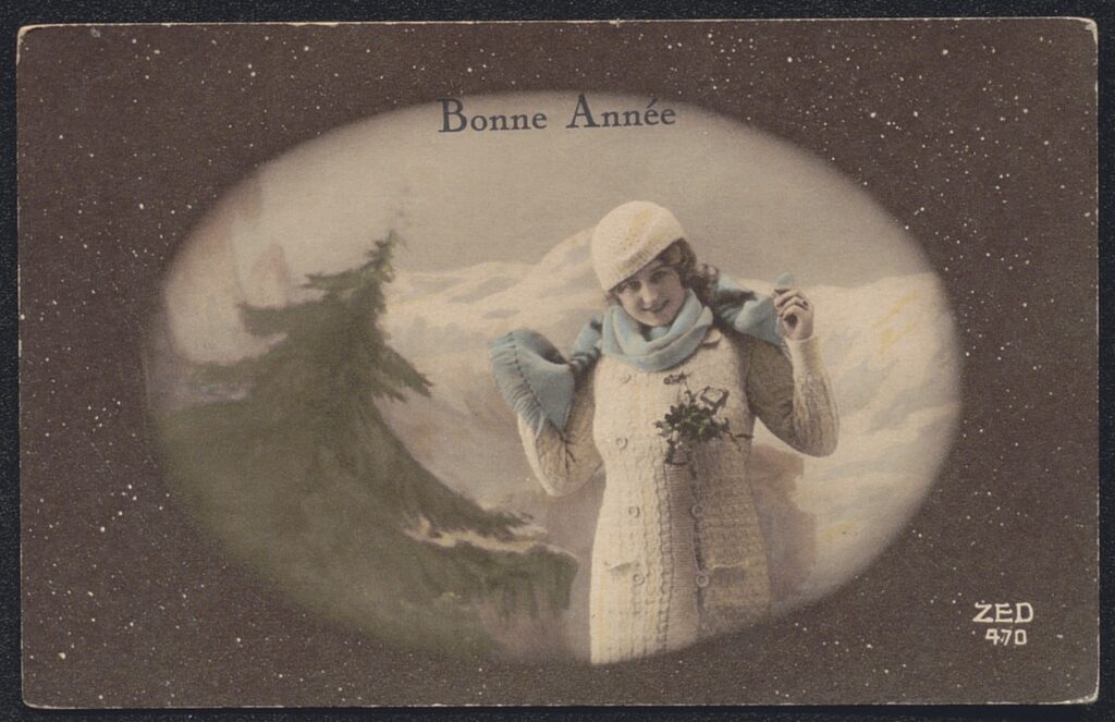 Jeune fille souriante avec un manteau blanc et une écharpe bleu. En fond des montagnes enneigées et un sapin. En haut de la carte postale est inscrit bonne année. - Agrandir l'image, fenêtre modale