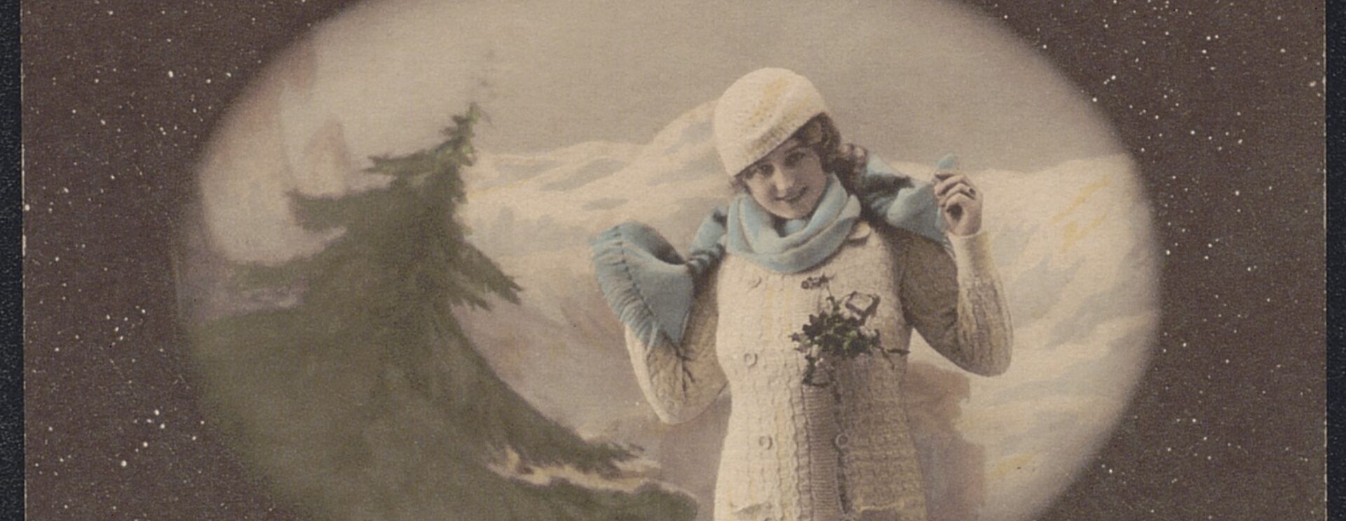 Jeune fille souriante avec un manteau blanc et une écharpe bleu. En fond des montagnes enneigées et un sapin. En haut de la carte postale est inscrit bonne année.