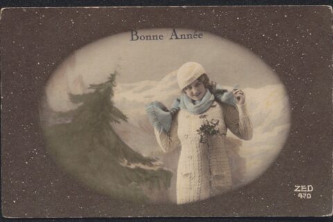 Jeune fille souriante avec un manteau blanc et une écharpe bleu. En fond des montagnes enneigées et un sapin. En haut de la carte postale est inscrit bonne année.