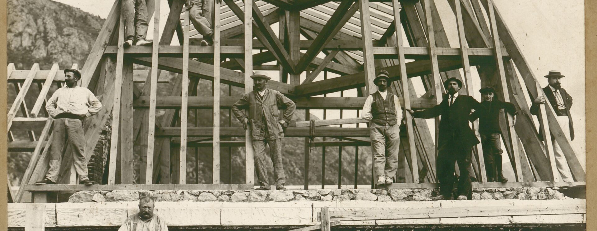 Photographie de la construction de l'école avec des ouvriers