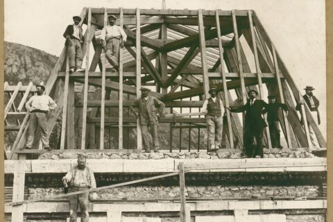 Photographie de la construction de l'école avec des ouvriers