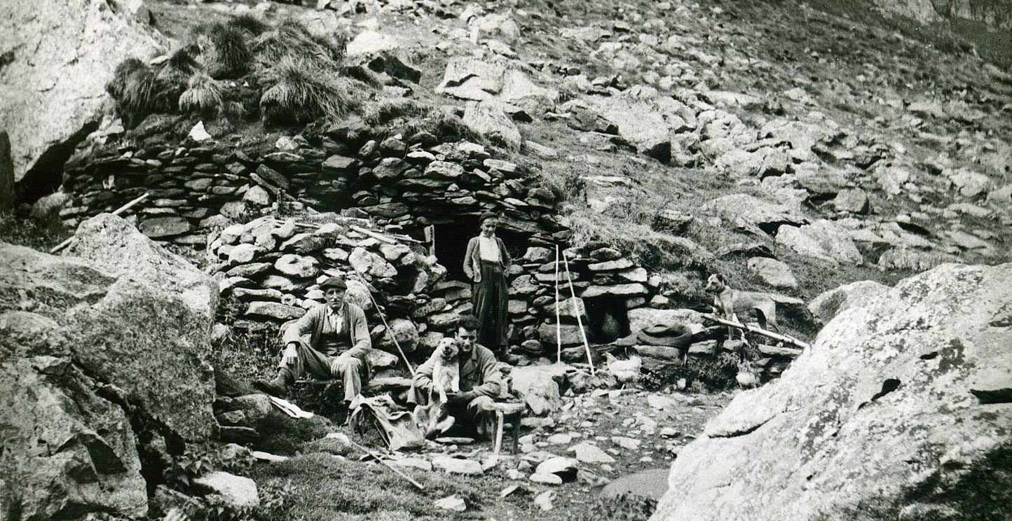 Plaque de verre du Service de Restauration des Terrains en montagne de l'orri de Lamic à Auzat.