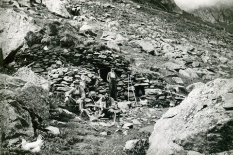 Plaque de verre du Service de Restauration des Terrains en montagne de l'orri de Lamic à Auzat.