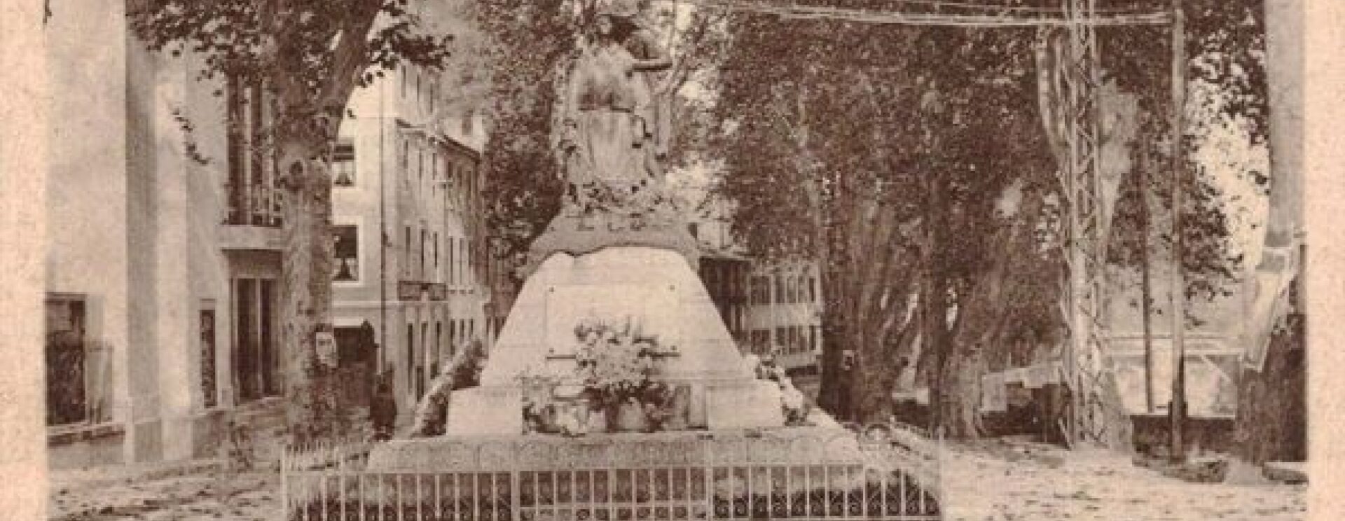 Carte postale du monument aux morts de Lavelanet.