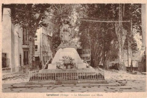 Carte postale du monument aux morts de Lavelanet.
