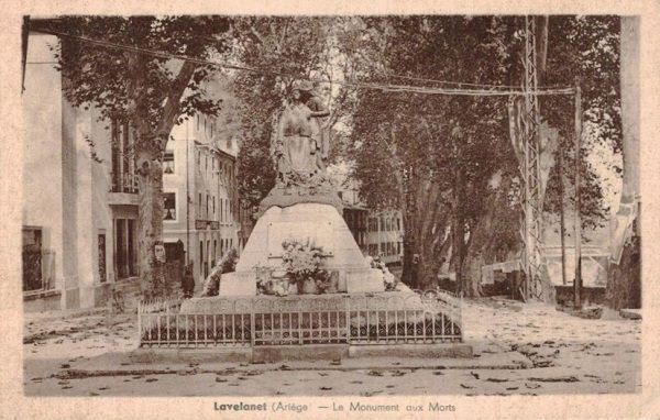 Carte postale du monument aux morts de Lavelanet.