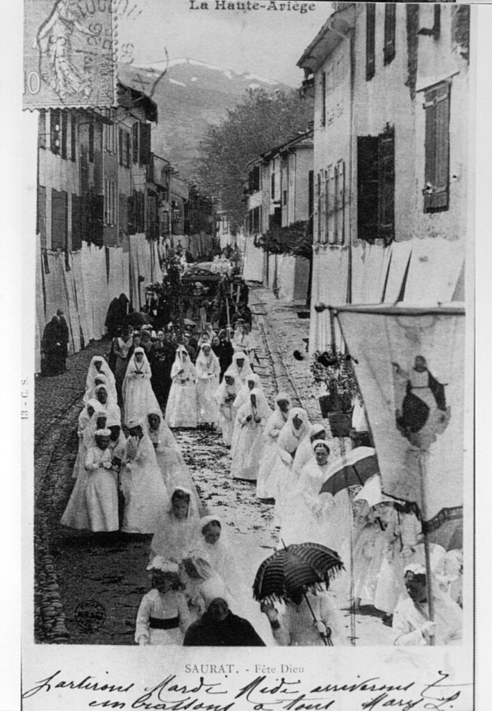 Carte postale de la fête-Dieu à Saurat, 18 Fi 194 - Agrandir l'image, fenêtre modale