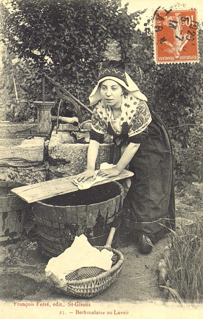 Carte postale représentant une lavandière de Bethmale, 2 Fi 205 - Agrandir l'image, fenêtre modale