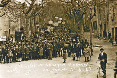 Carte postale représentant la horde de grévistes, dont certains tiennent des pancartes - Agrandir l'image 2 sur 9, fenêtre modale